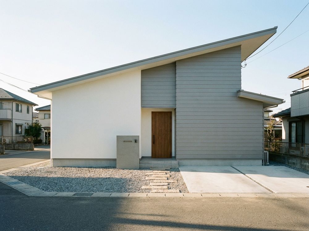 花見台の新築戸建ての外観。片流れ屋根の白い家