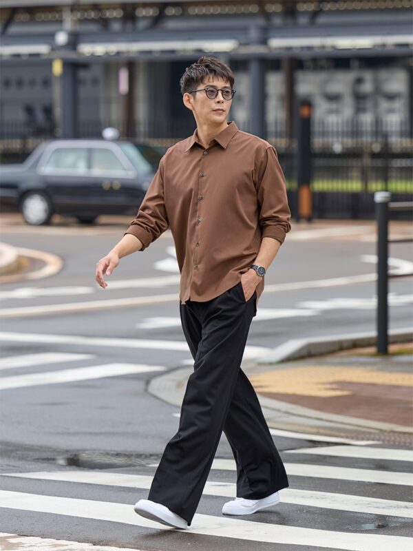 2025 Autumn Look:ブラウンのシャツに黒のワイドパンツと白スニーカーを合わせたスタイル