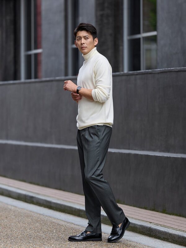 2025 Autumn Look:白のニットにグレーのスラックスと黒の革靴を合わせたスタイル