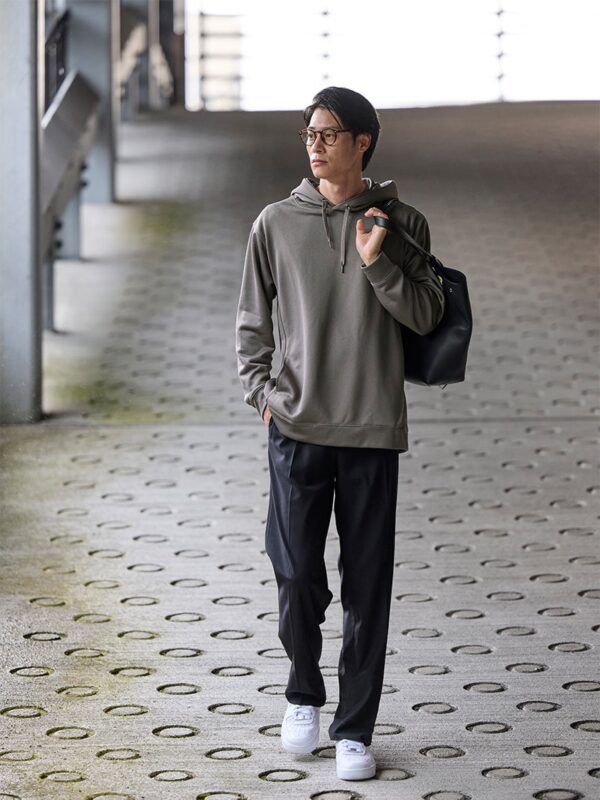 2025 Autumn Look:カーキのプルオーバーに黒のパンツとバッグを合わせたスタイル